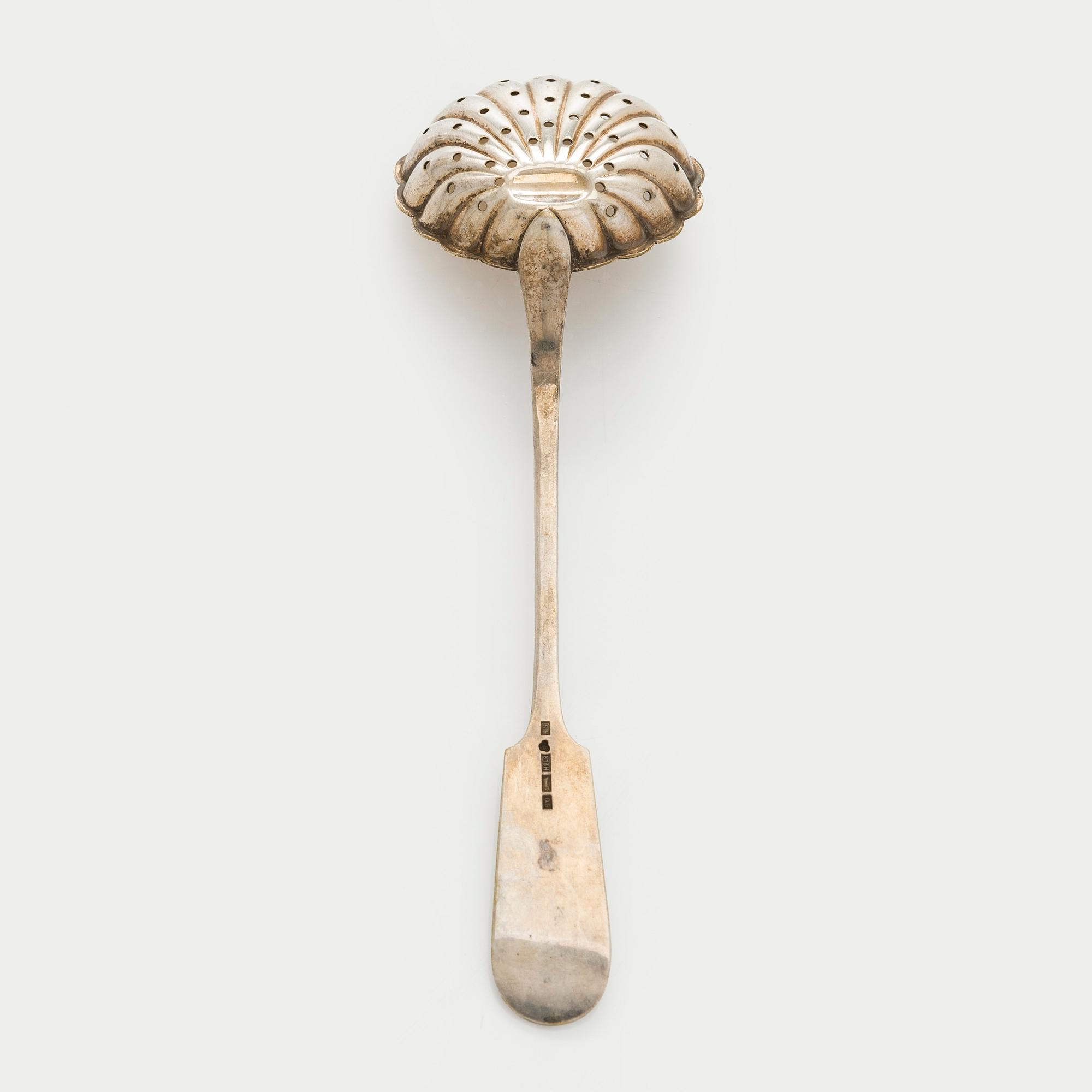 Kermakko ja sokerikko, hopea, 1939, Kultakeskus, ja sirotinlusikka, 1921 Helsinki.