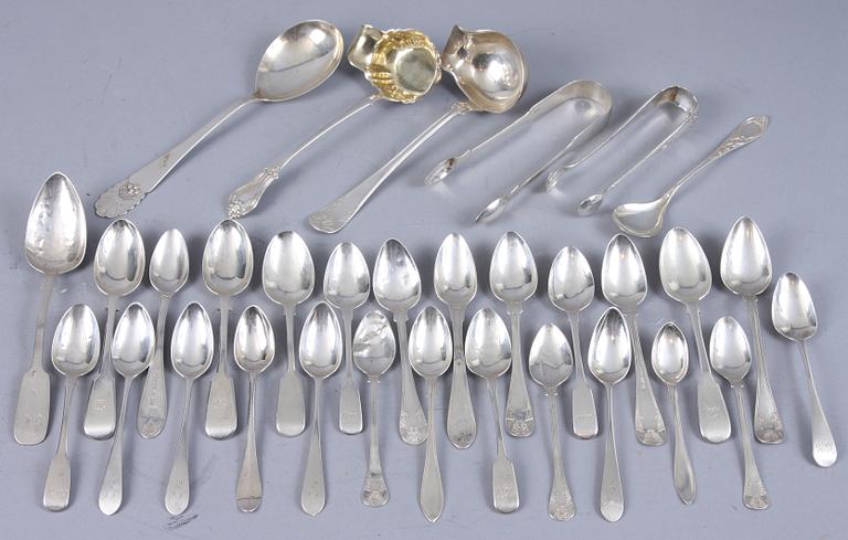 PARTI SILVERBESTICK, 32 delar, bl.a. Sverige och England, 1800/1900-tal. Tot. vikt 615 g.