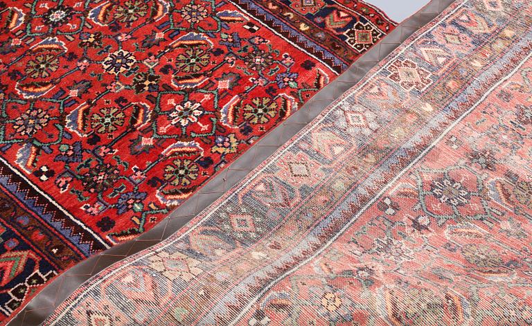 A Hamadan runner, approx. 510 x 107 cm.