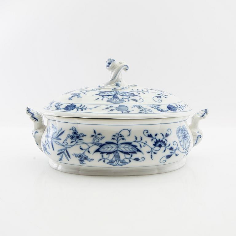 Service 89 pcs "Onion Pattern" Meissen, second half of the 20th century.