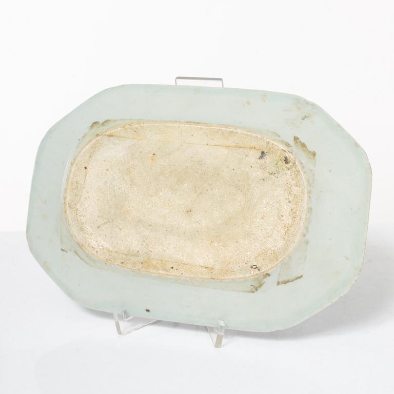 A pair of Chinese blue and white porcelain dishes and two jars, Qing dynasty, 19th century.