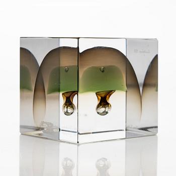 Oiva Toikka, An annual cube, signed Oiva Toikka Nuutajärvi 1983 and numbered 300/2000.