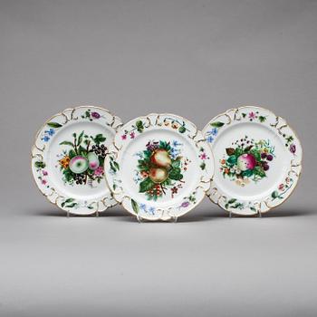A set of three porcelain Gardner plates, mid 1800'.