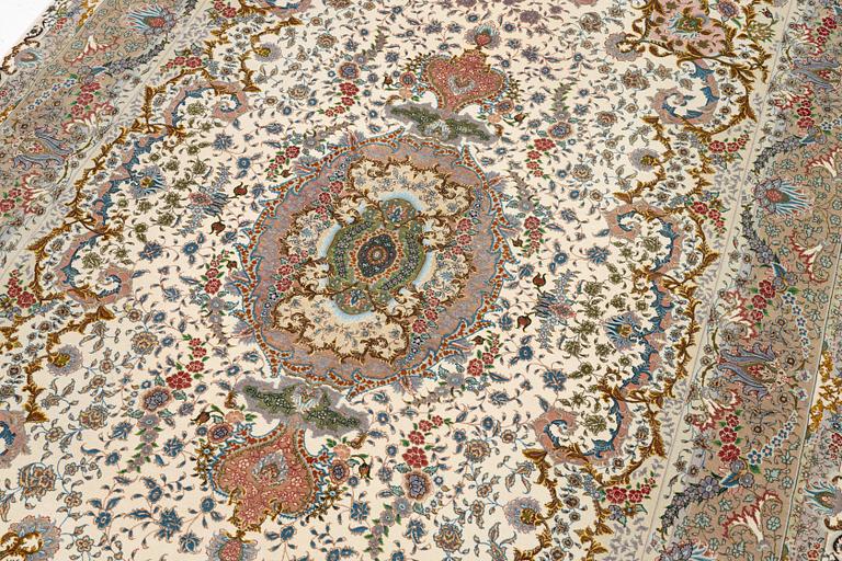 Matta, Täbris, part silk, s.k. 80 Raj, Nortvästra Iran, signerad ca 280 x 170 cm.