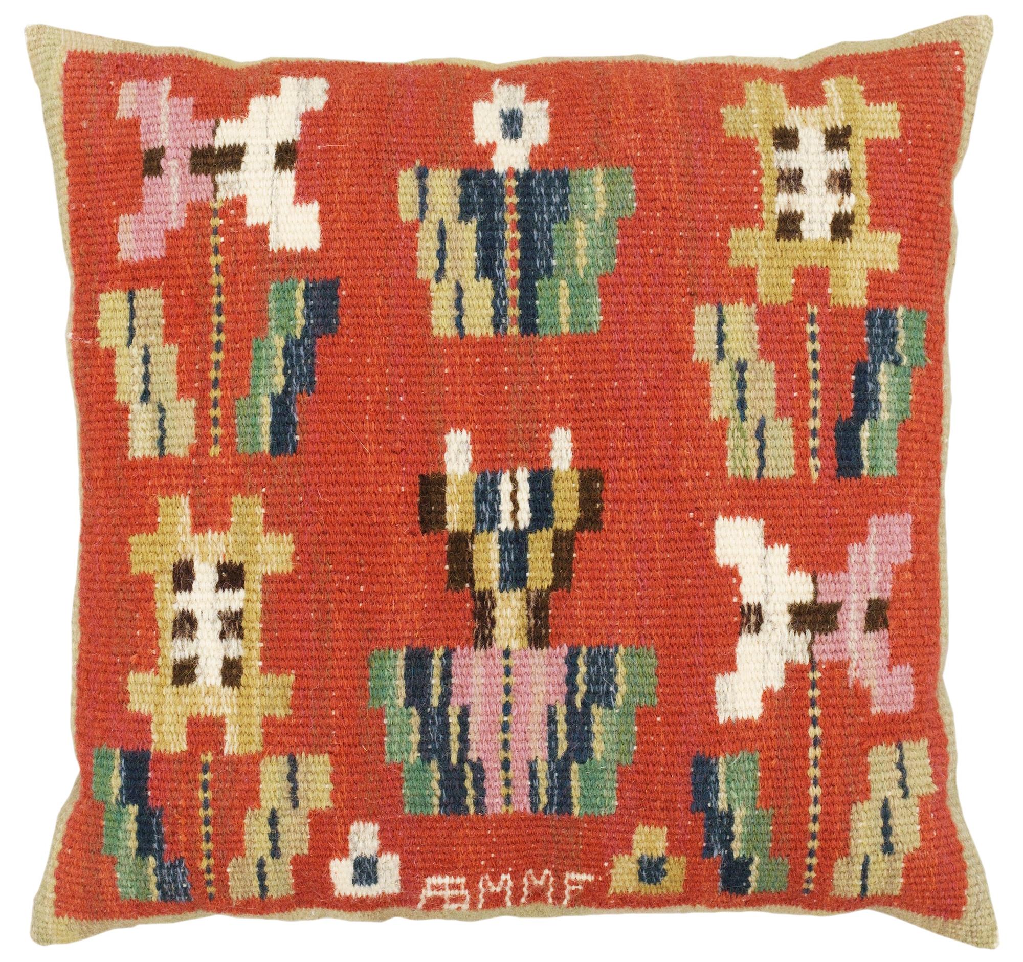 Märta Måås-Fjetterström, KUDDE. "Blommor på röd botten". Rölakan. 32 x 33,5 cm.