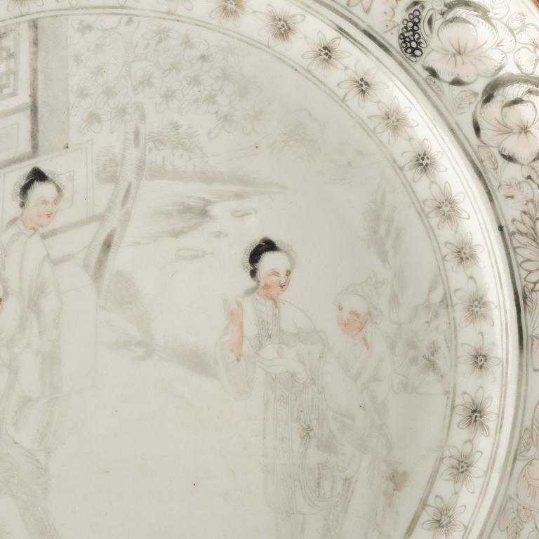 A pair of grisaille dinner plates, Qing dynasty, 19th century.