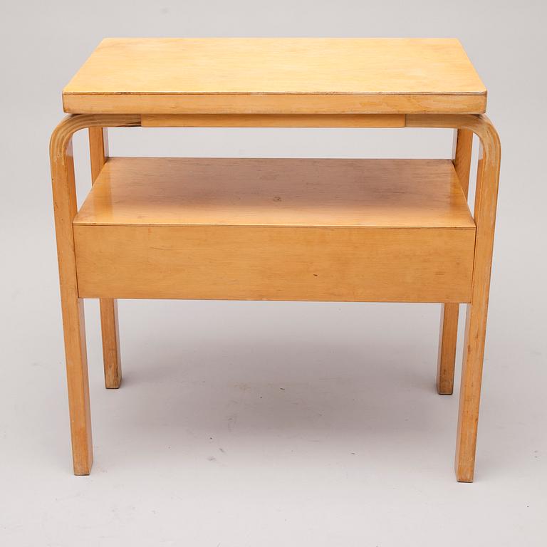 SIDOBORD, Alvar Aalto, Oy Huonekalu-ja Rakennustyötehdas AB för Artek, Finland 1940-tal.