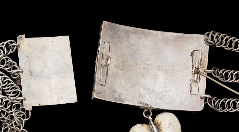 DRÄKTSMYCKE, silver. Johan Bleckberg, Karlskrona.  Vikt ca 103g.