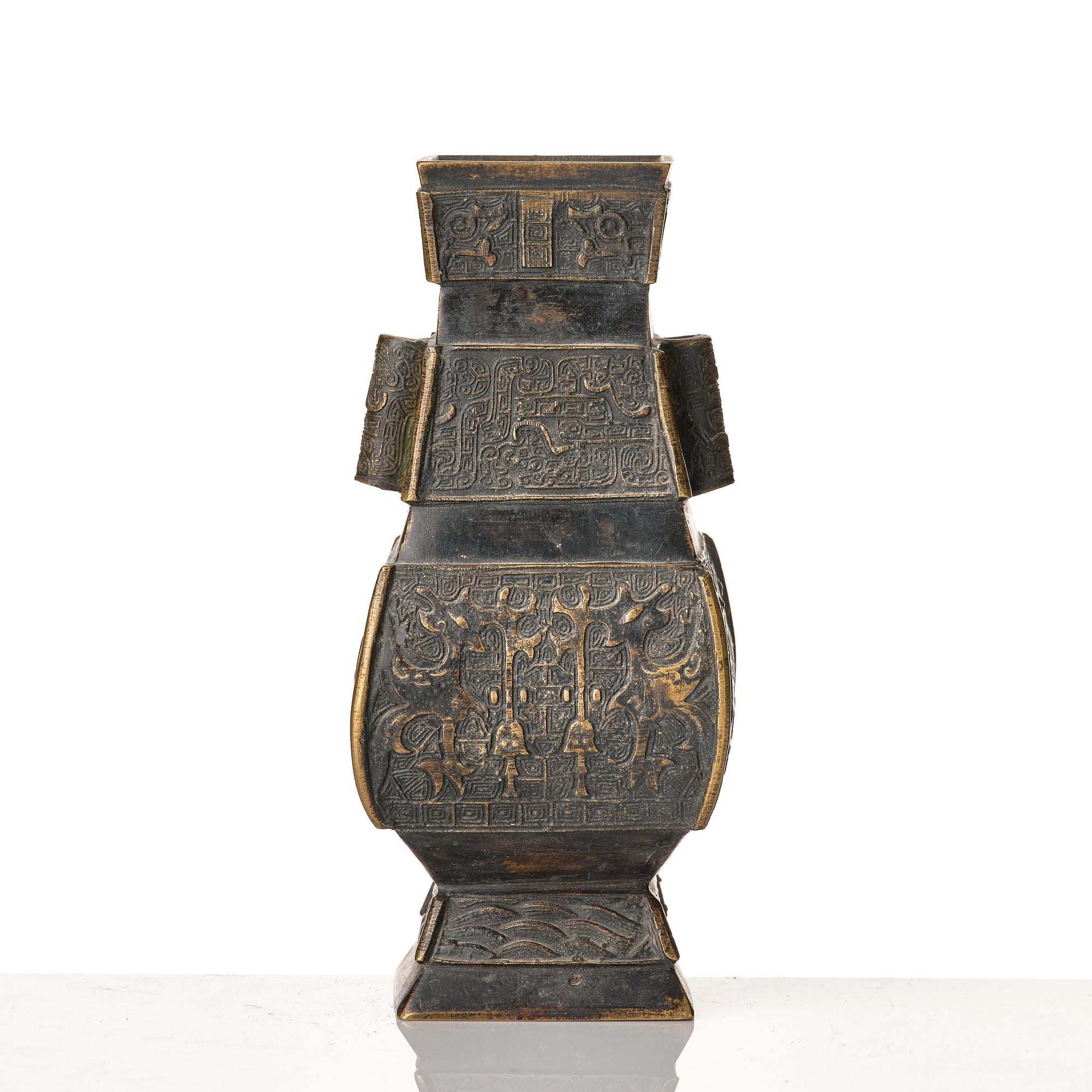 Two bronze vases, Qing dynasty, 18th /19th Century.