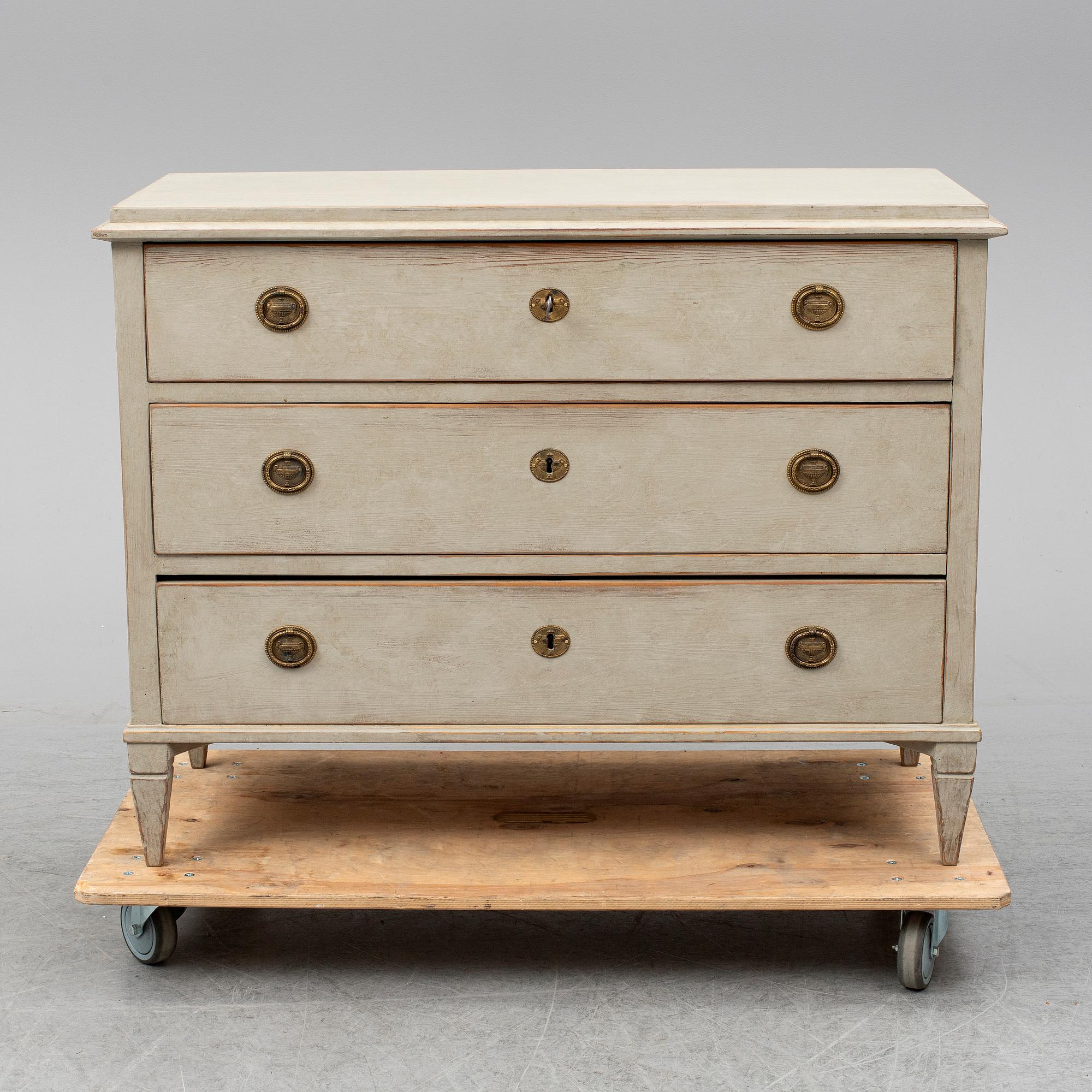 CHEST OF DRAWERS, first half of the 19th century.