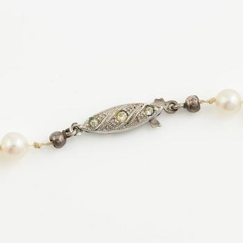 Pearl necklace with graduated cultured pearls, clasp silver.