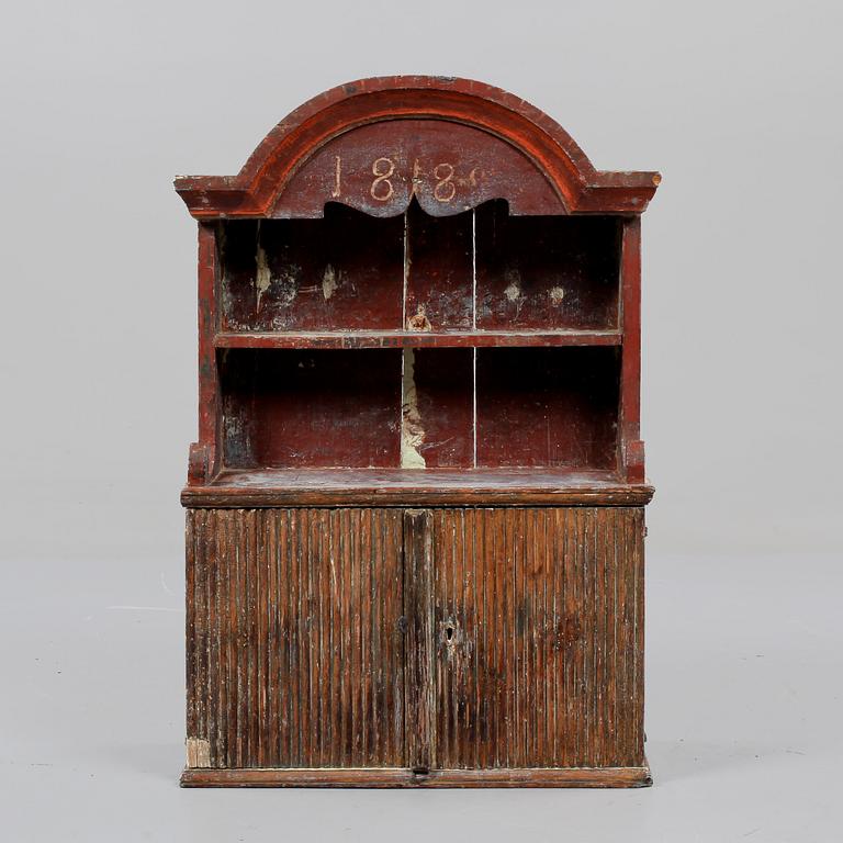 HÄNGSKÅP, allmoge, 1800-tal.