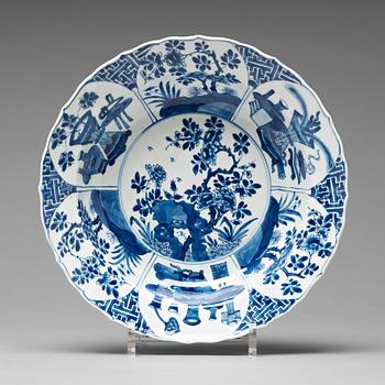 A blue and white deep dish, Qing dynasty, Kangxi (1662-1722).