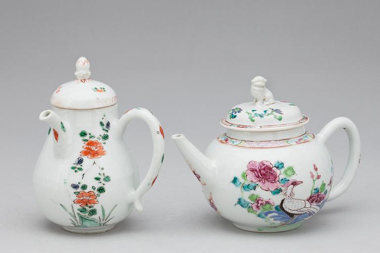 TEKANNOR med LOCK, kompaniporslin. Qing dynastin, 1700-tal.