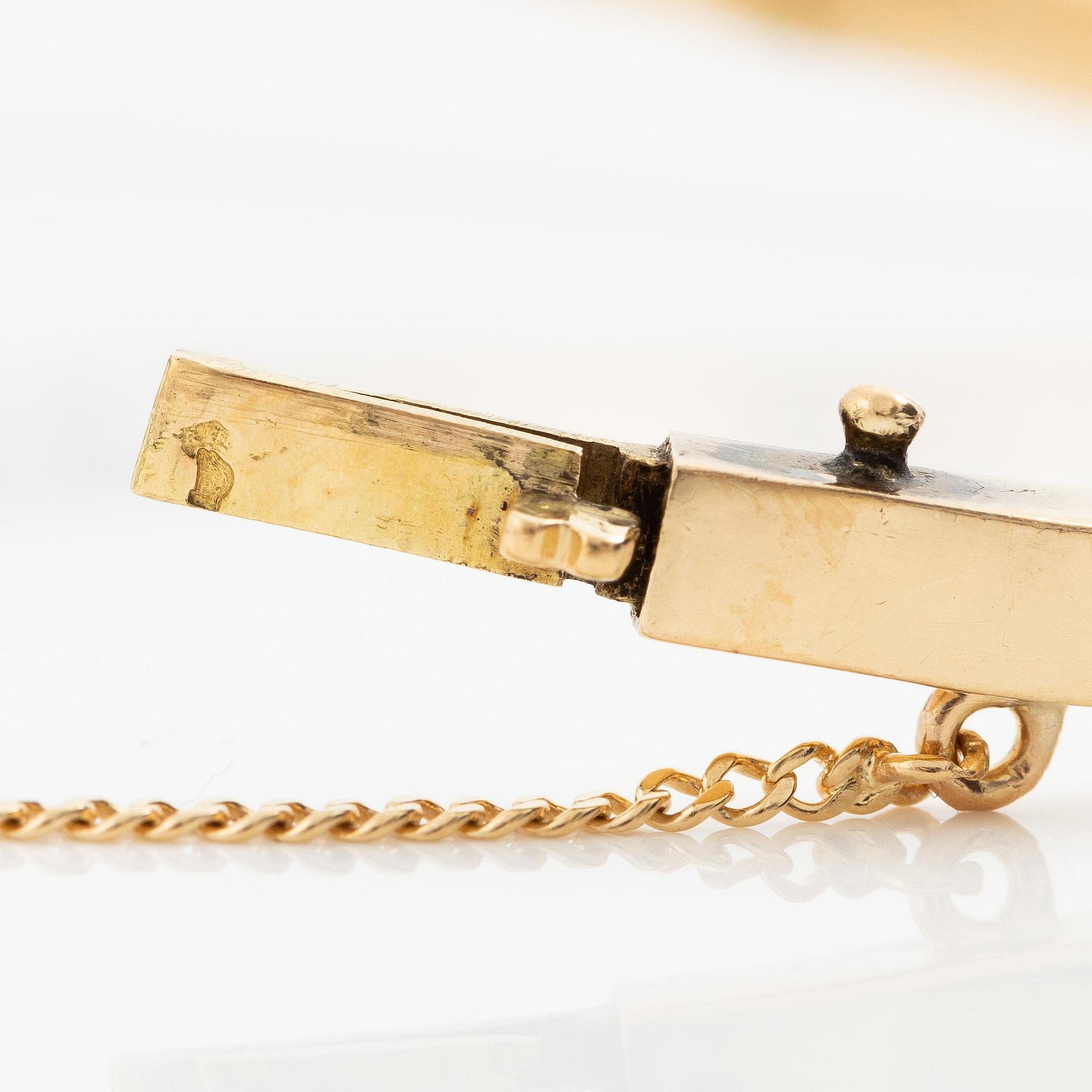 A bracelet in 18K gold and platinum set with old-cut diamonds and faceted sapphires.