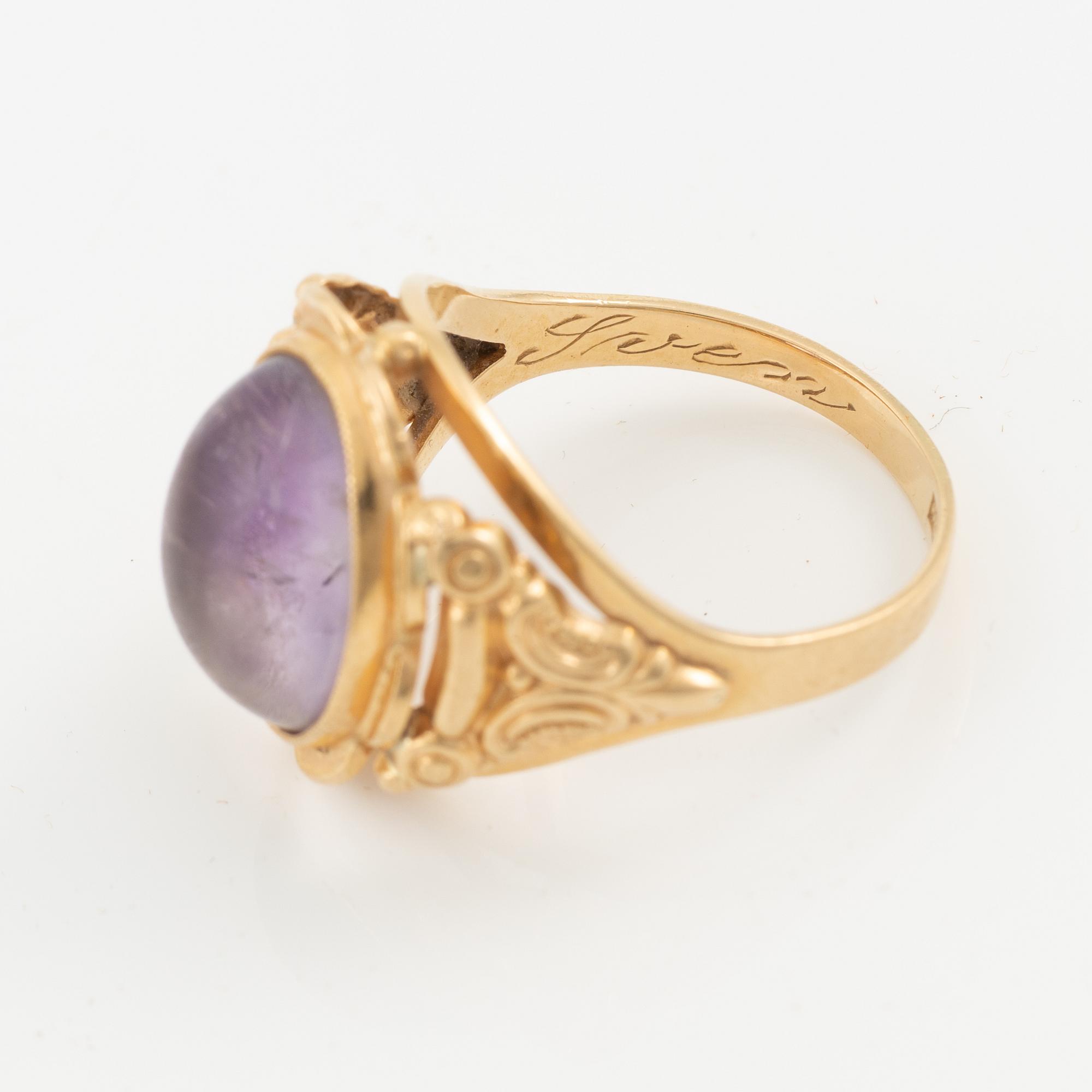 Ring, 18K gold with cabochon-cut amethyst.