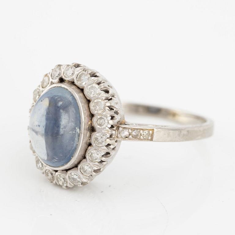 Ring, 18K vitguld med cabochonslipad safir och åttkantslipade diamanter.