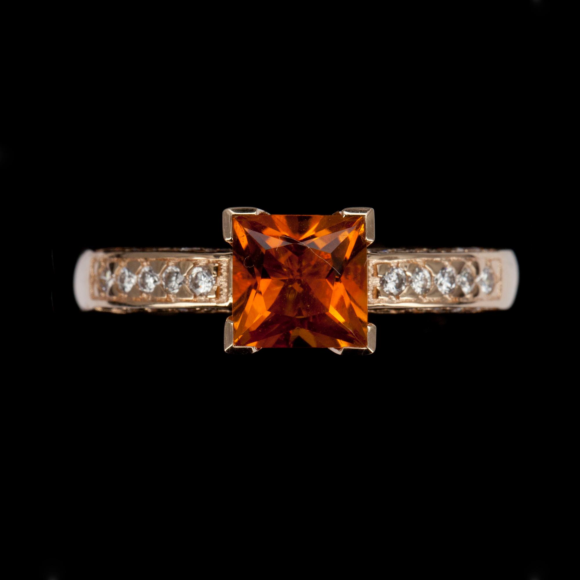 RING, guld 14K, princesslipad citrin 1 ct och 30 st briljantslipade diamanter tot. 0,20 ct. Vikt 3,8 g.
