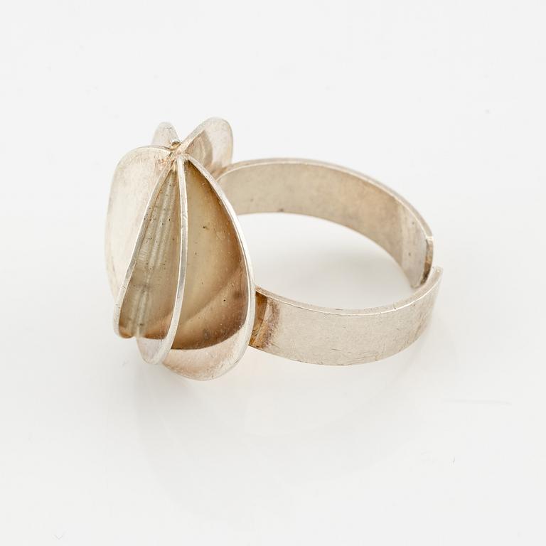 Ring and a pair of earrings, silver with pearls.