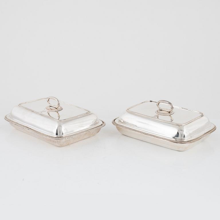 A pair of silver plated serving dishes with covers, first half of the 20th Century.