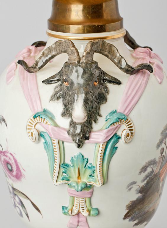 BORDSLAMPA, porslin, 1900-talets första hälft.