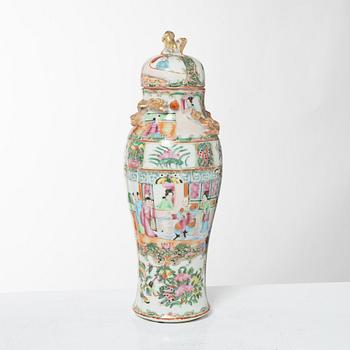 Urna med lock, porslin, Kina, Kanton, 1900-tal.