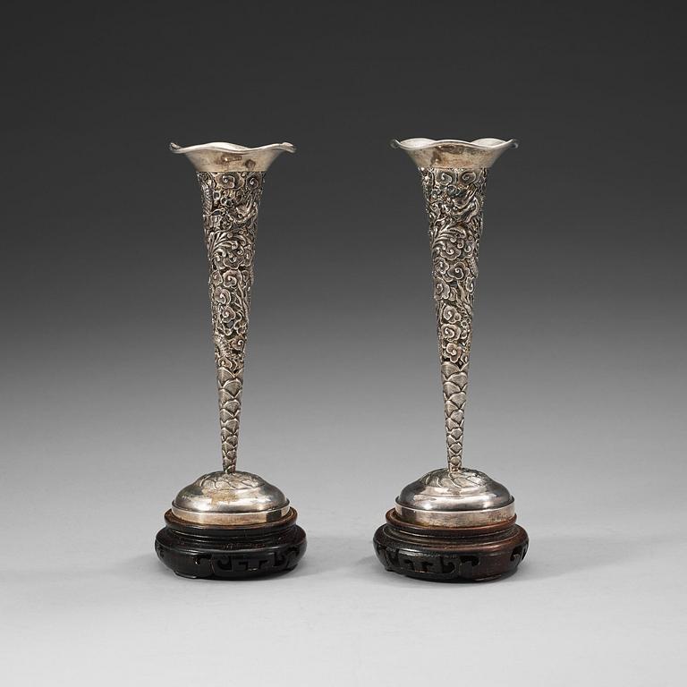 A pair of silver vases, late Qing dynasty (1644-1912).