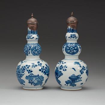 A matched pair blue and white flasks, Qing dynasty, Kangxi (1662-1722).