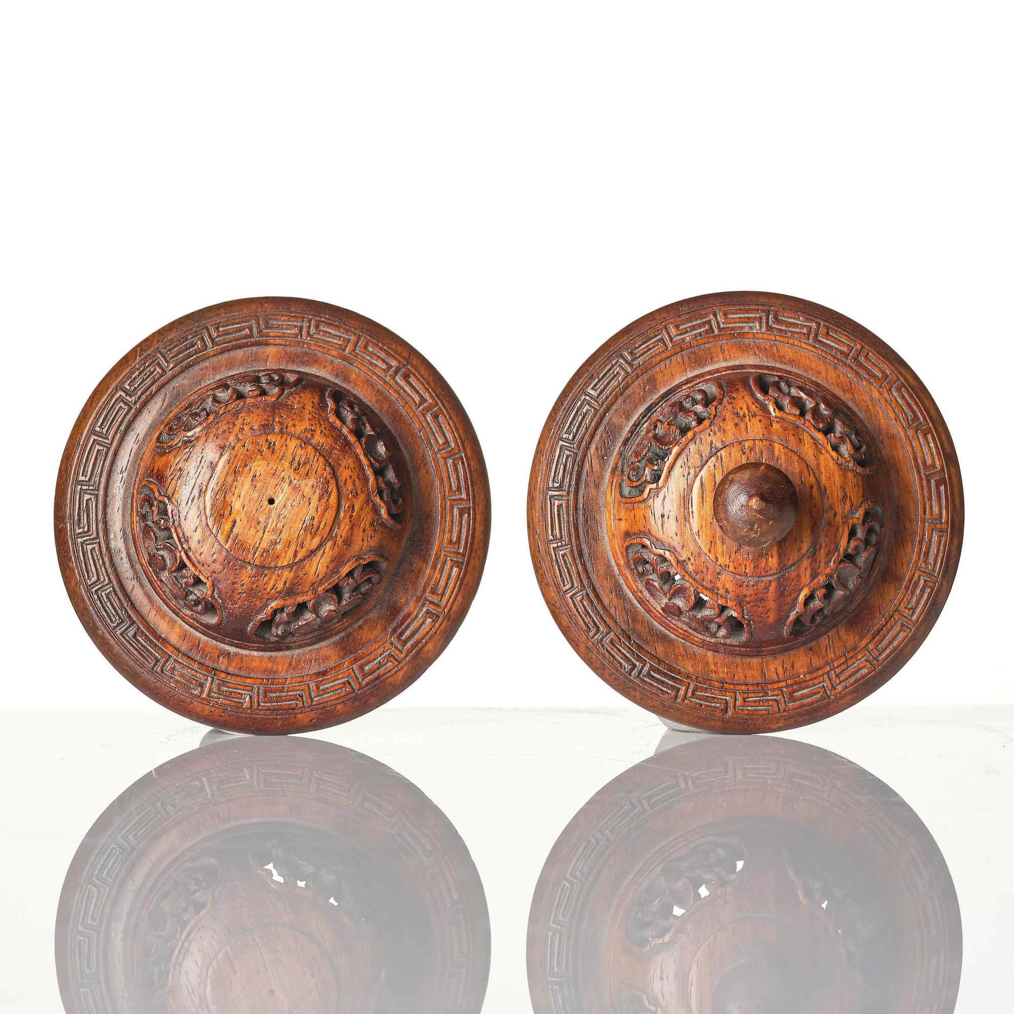 A pair of wucai decorated vases, Transition, 17th century.