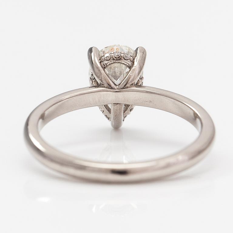 Ring, 14K vitguld och droppformad diamant ca 1.20 ct. AIG-certifikat.