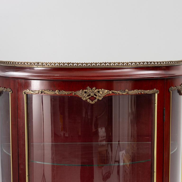 Vitrinskåp, Louis XVI-stil, 1900-talets andra hälft.