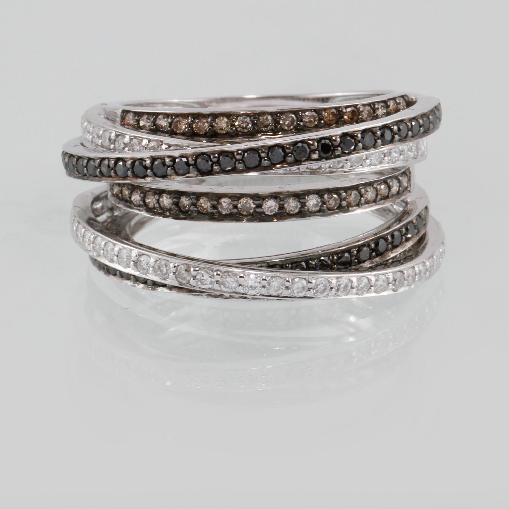 RING, 18K vitguld med olikfärgade briljantslipade diamanter 1.17 ct. Vikt 9,0 gram.
