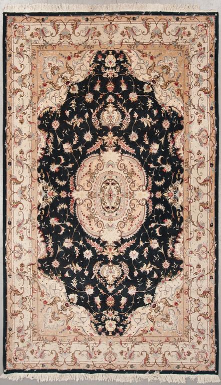 MATTA, Täbris, silkesinslag, tidigt 2000-tal. Ca 296 X 195cm.