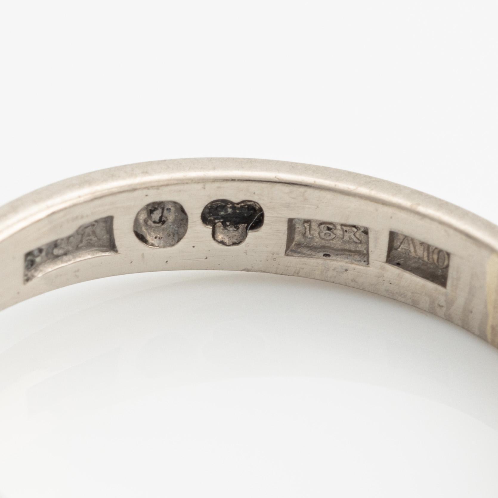Ring in 18K white gold with a round brilliant-cut diamond.