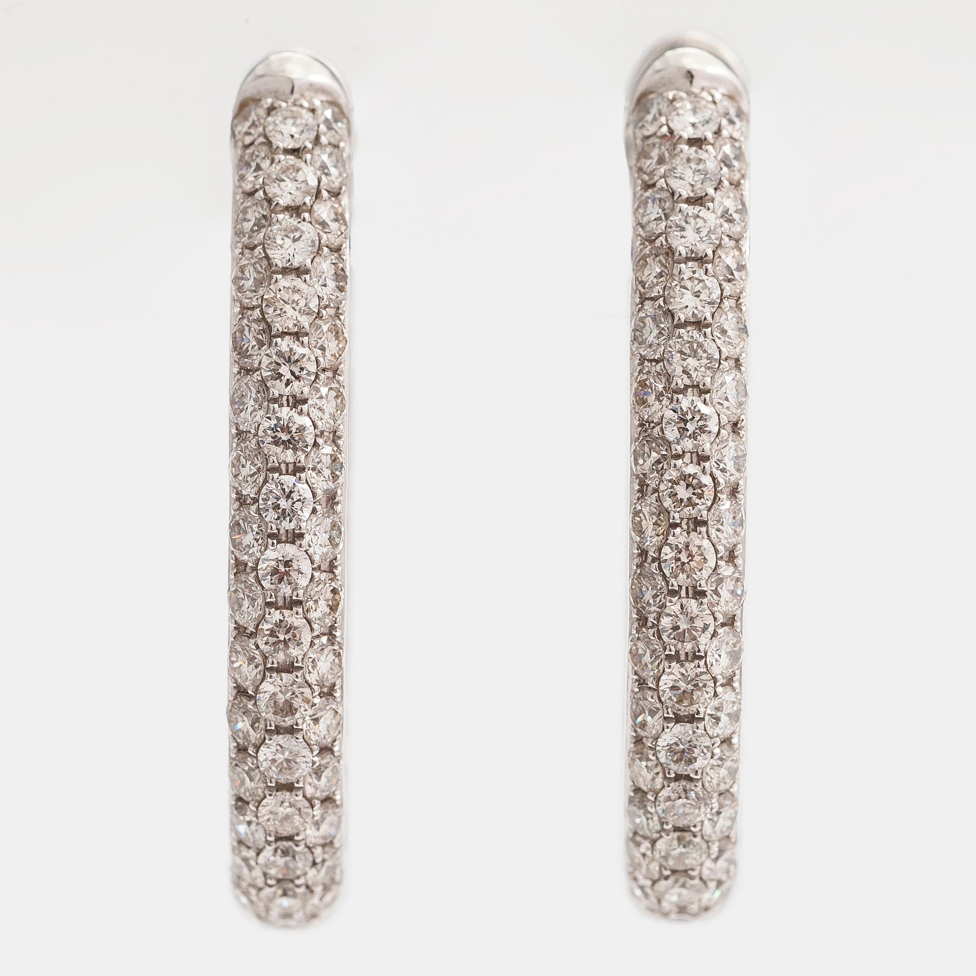 KORVAKORUPARI, 18K valkokultaa, briljanttihiottuja timantteja n. 4.60 ct yht.