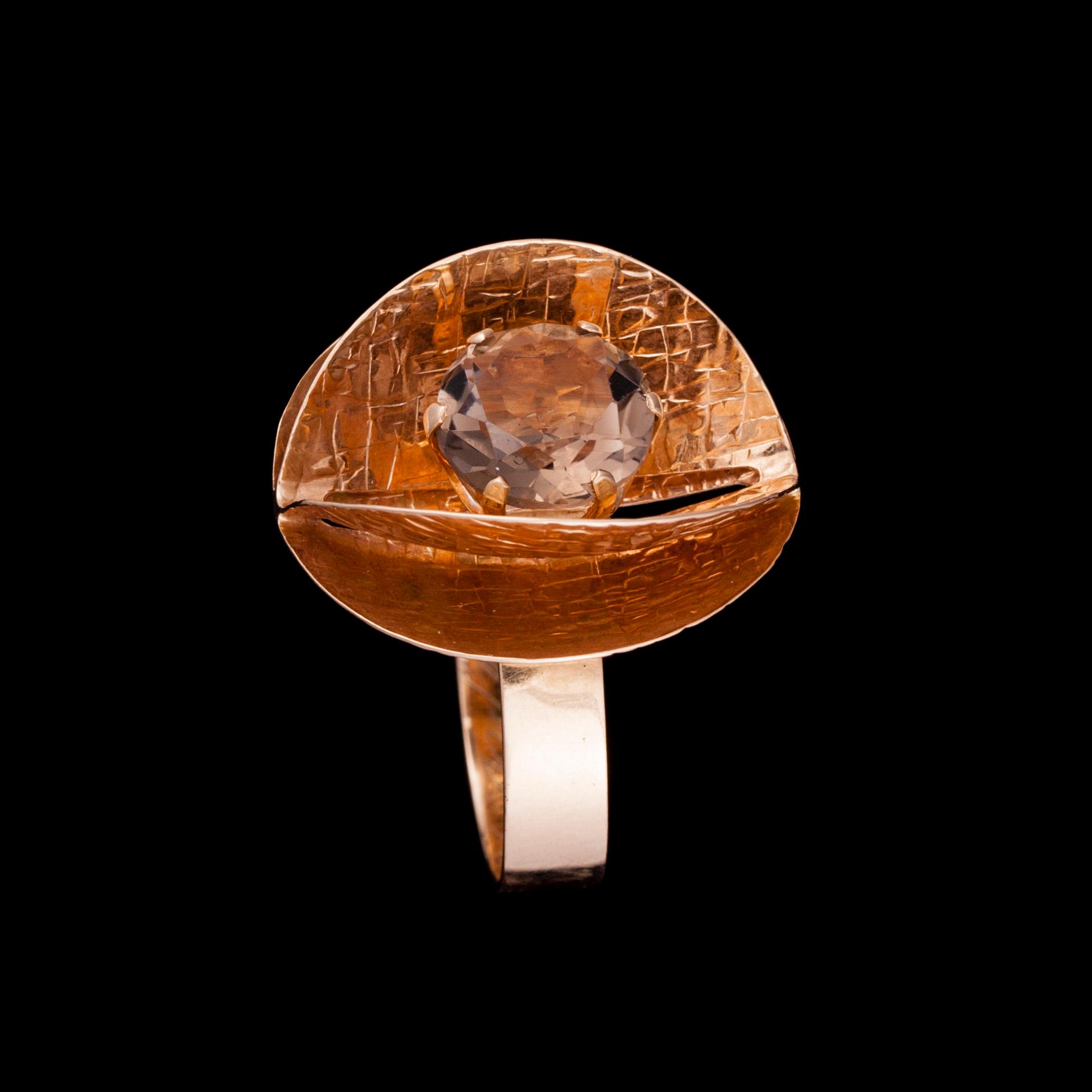 RING, 14K guld, rökkvart, Elis Kauppi, Kupittaan Kulta Åbo 1971, Vikt 7,7 g.