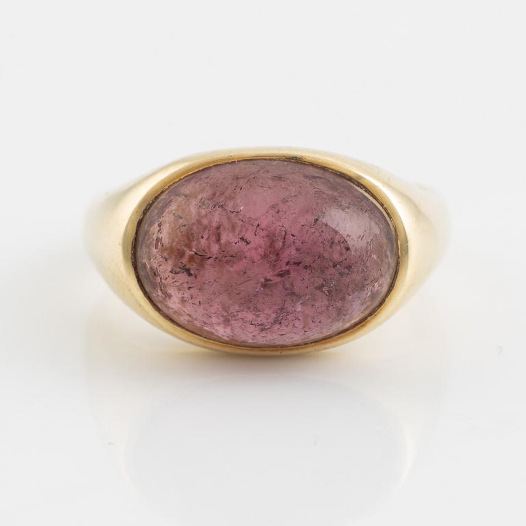 Ring guld med cabochonslipad rosa turmalin.