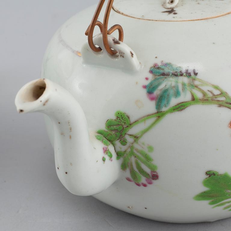 Two Chinese porcelain tea pots, around the year 1900.