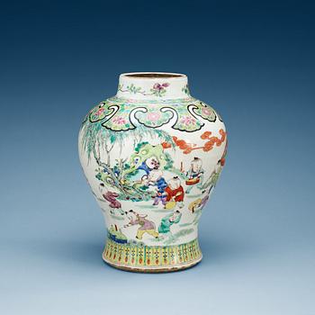1451. A famille rose vase, late Qing dynasty.
