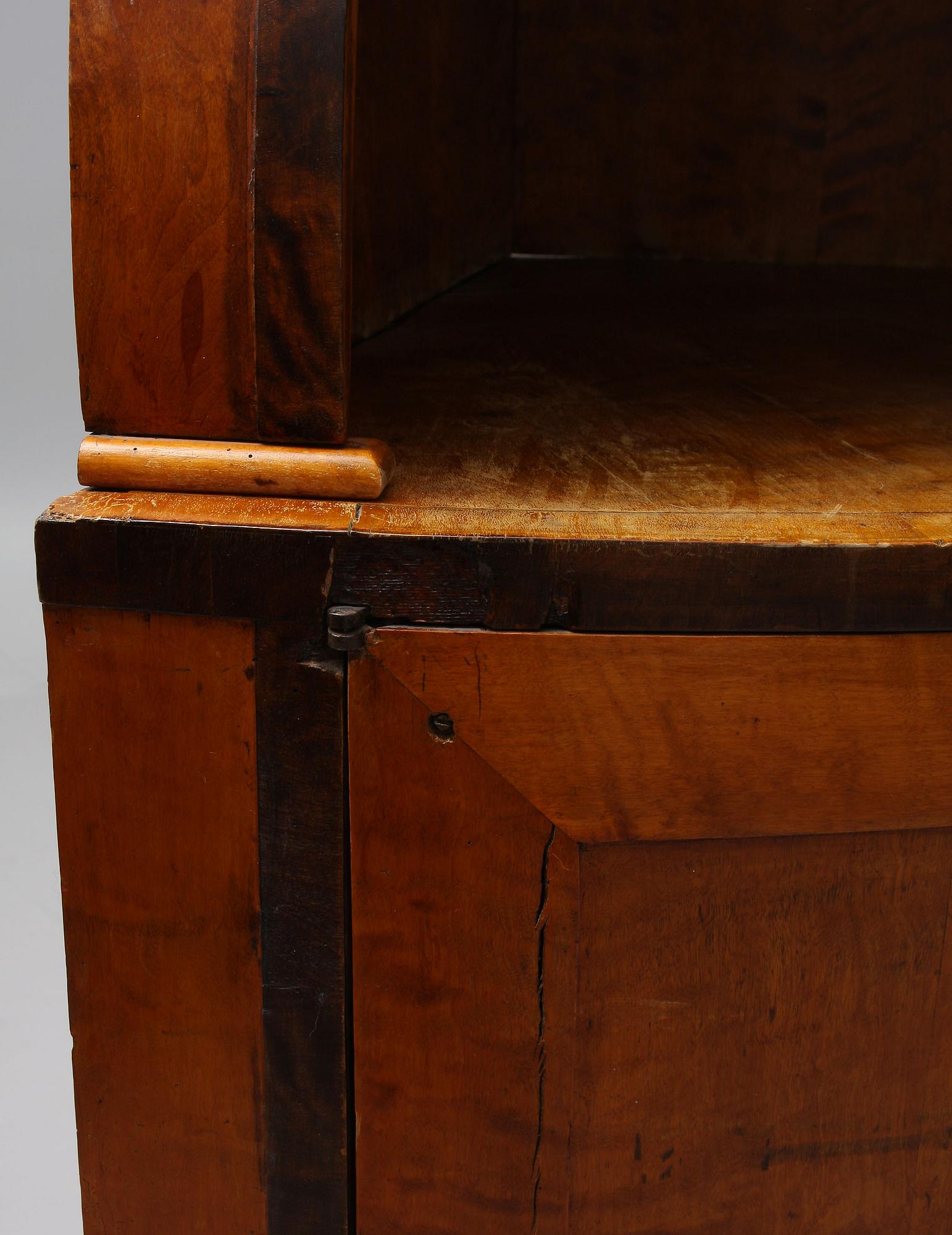 HÖRNSKÅP, 1800-talets andra hälft.