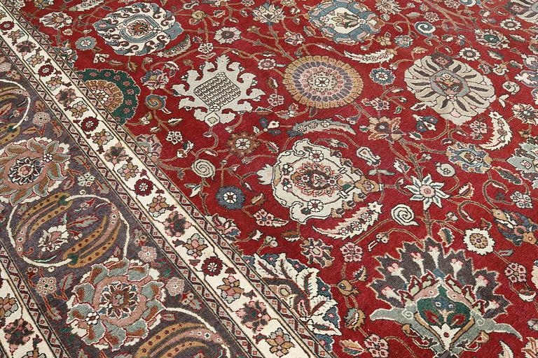 A Tabriz carpet signed Amirkhiz, ca 485 x 343 cm.