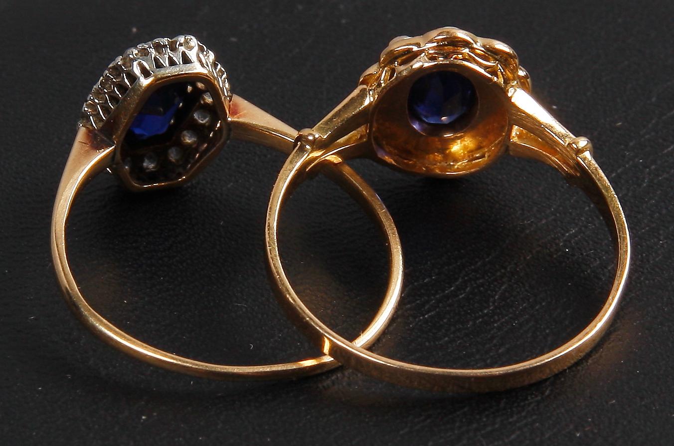 RINGAR, 2 st, guld 18K, safir och diamanter resp safir och pärlor.