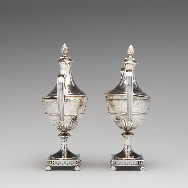 Hans Lyberg, sockerskålar med lock, ett par, silver, Borås 1805. Sengustavianska.