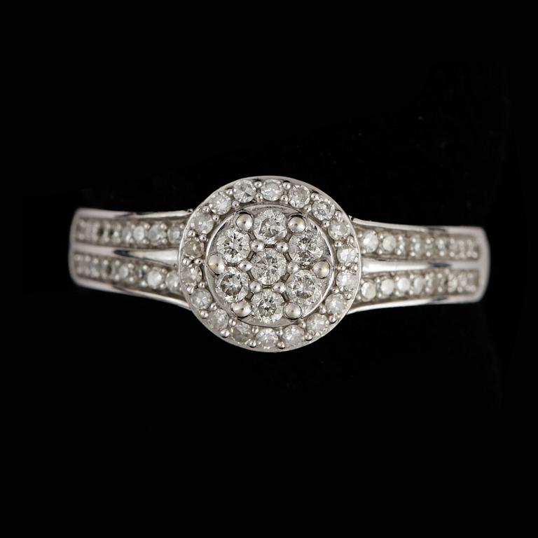 RING, 18k vitguld med briljantslipade diamanter, tot ca 0,35 ct. Vikt ca 3,3 gram.