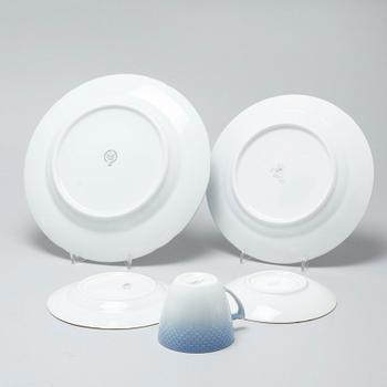 80 pieces of porcelain tableware from Bing & Gröndahl, model "Måsen", second half of the 20th century.