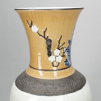GOLVURNA, porslin, Kina, 1900-talets slut.