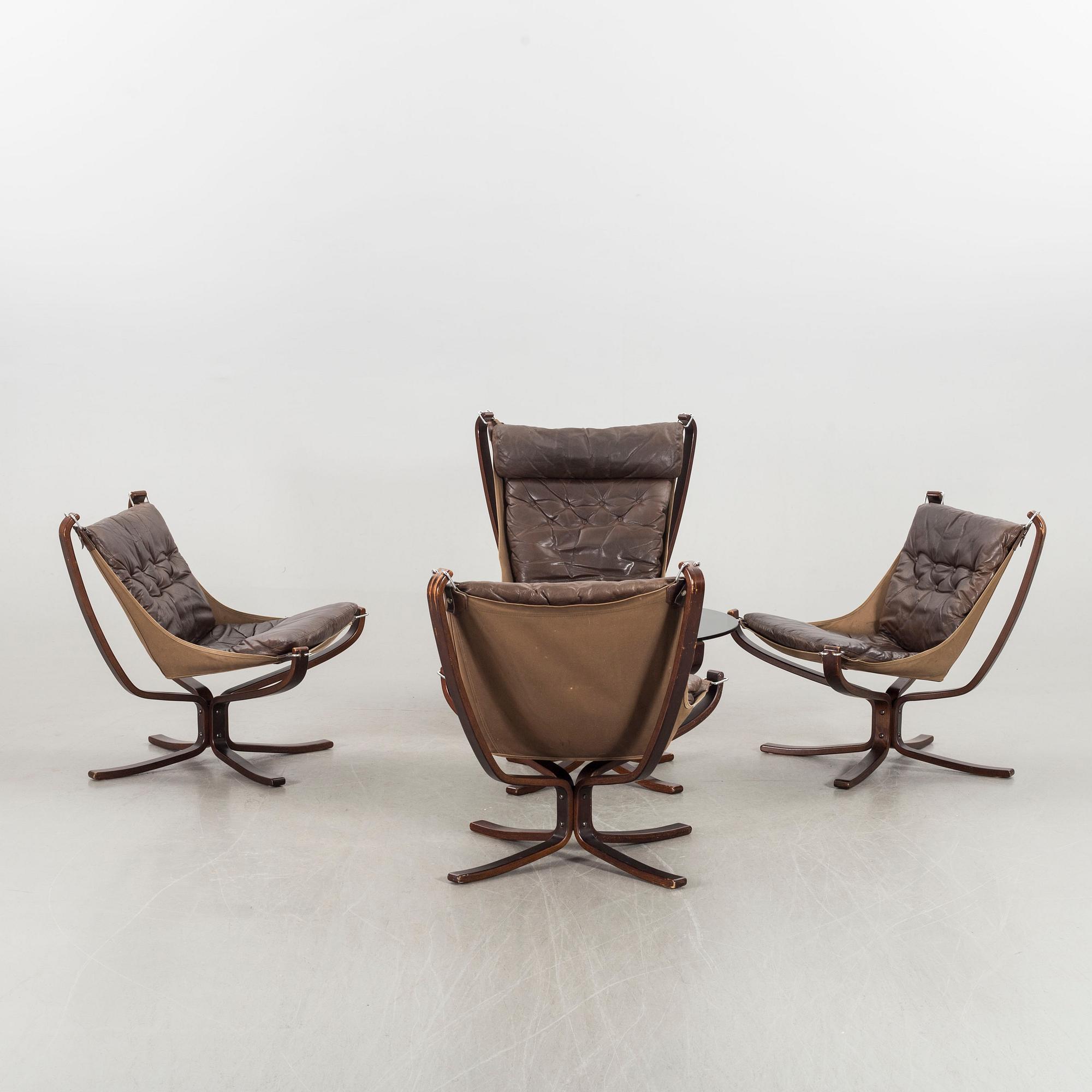 SIGURD RESSEL, fåtöljer, 4 st, och ett bord, "Falcon", Vatne Möbler Norge, 1970-tal.