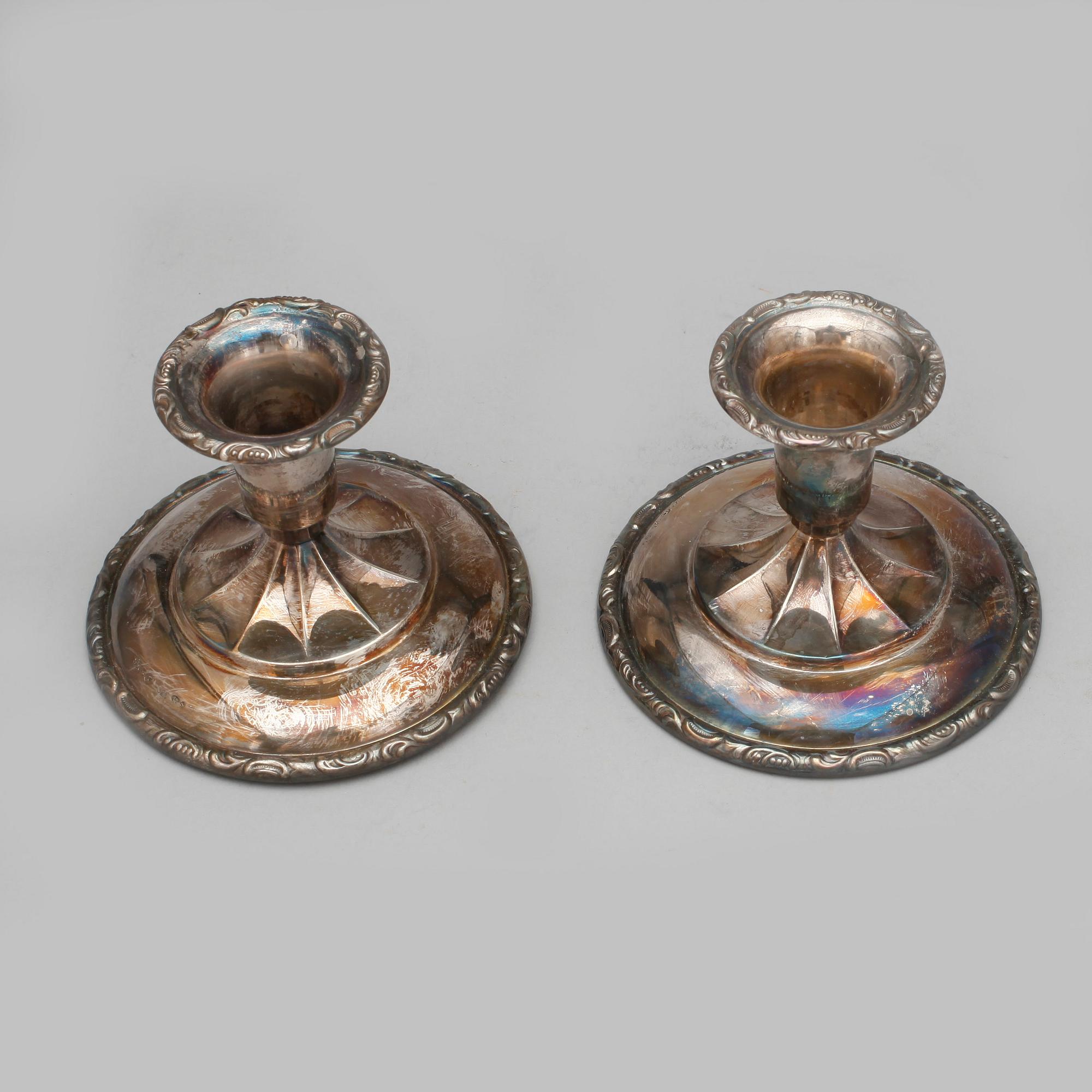 LJUSSTAKAR, ett par, silver, med svenska importstämplar. 1900-talets första hälft.