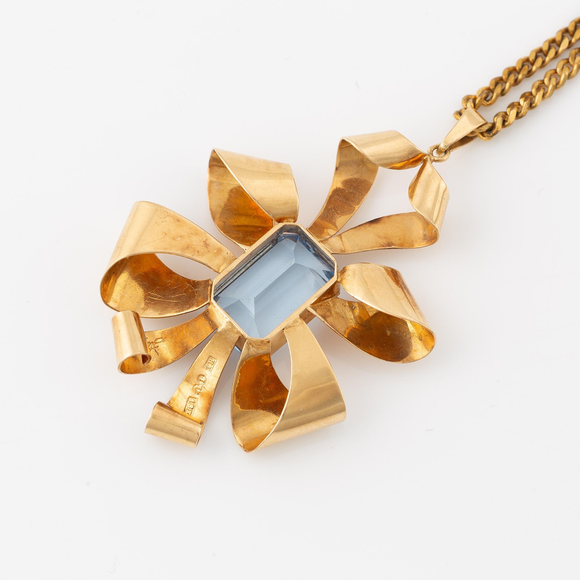 Pendant Stigbert 18K gold with blue stone, chain in yellow metal.