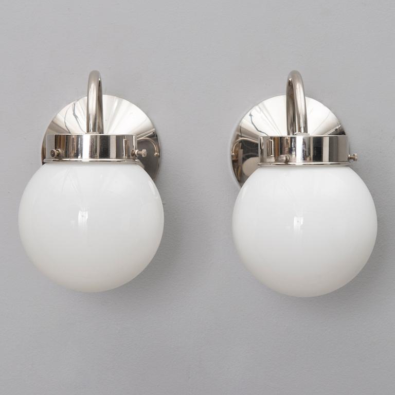 PAAVO TYNELL, VÄGGLAMPOR, ett par, modell 7204, Taito. 1930-talet.